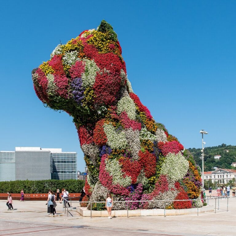 Jeff Koons'un çiçeklerden yapılmış Puppy heykeli, Guggenheim Bilbao önünde