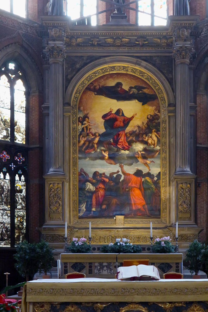 Tiziano'nun Meryem'in Göğe Yükselişi sunağı: kırmızı giysili Meryem yükselirken