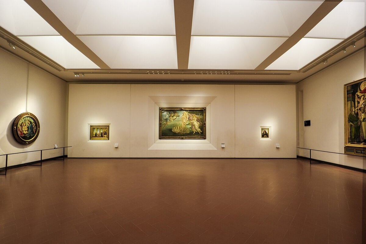 Uffizi Galerisi'nde Venüs'ün Doğuşu'nun sergilendiği Botticelli salonu