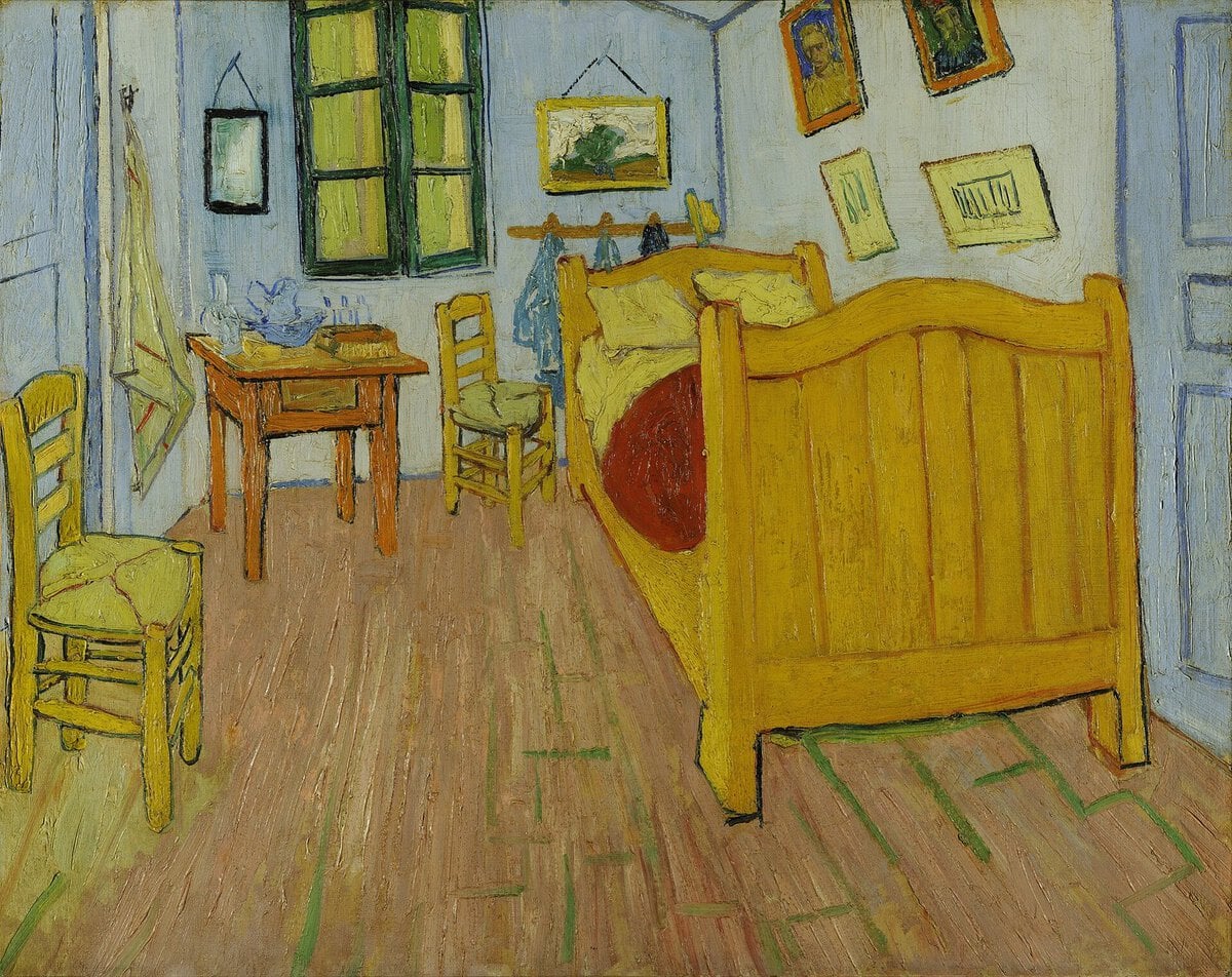 Van Gogh'un Arles'daki Yatak Odası tablosu: ahşap yatak, iki sandalye ve duvardaki resimler