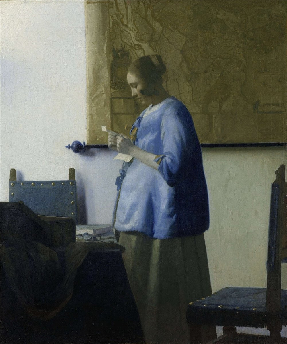 Vermeer'in Mektup Okuyan Mavili Kadın tablosu: pencere önünde mektup okuyan kadın