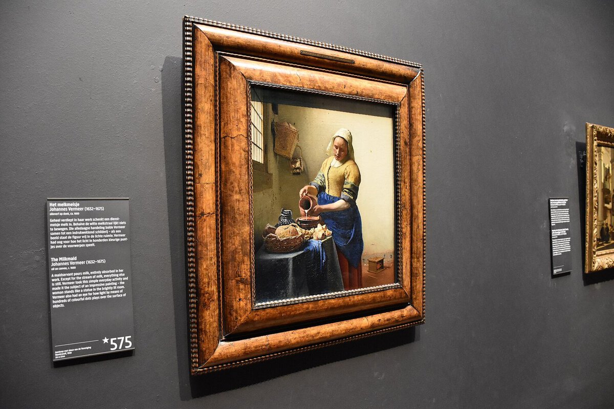 Vermeer'in Süt Döken Kadın tablosu: süt döken hizmetçi ve ekmekler